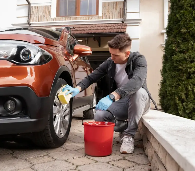 Lavage auto à domicile Bernoy-le-Château : professionnel intervenant sur un véhicule